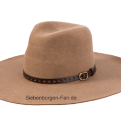 Traditioneller Roma-Hut hell